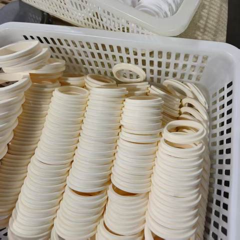 Các vòng gốm trong giỏ lưu trữ